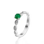 Pierścionek ze szmaragdem i diamentami białe złoto AJPZ_133 Pierścionek ze szmaragdem i diamentami białe złoto AJPZ_133